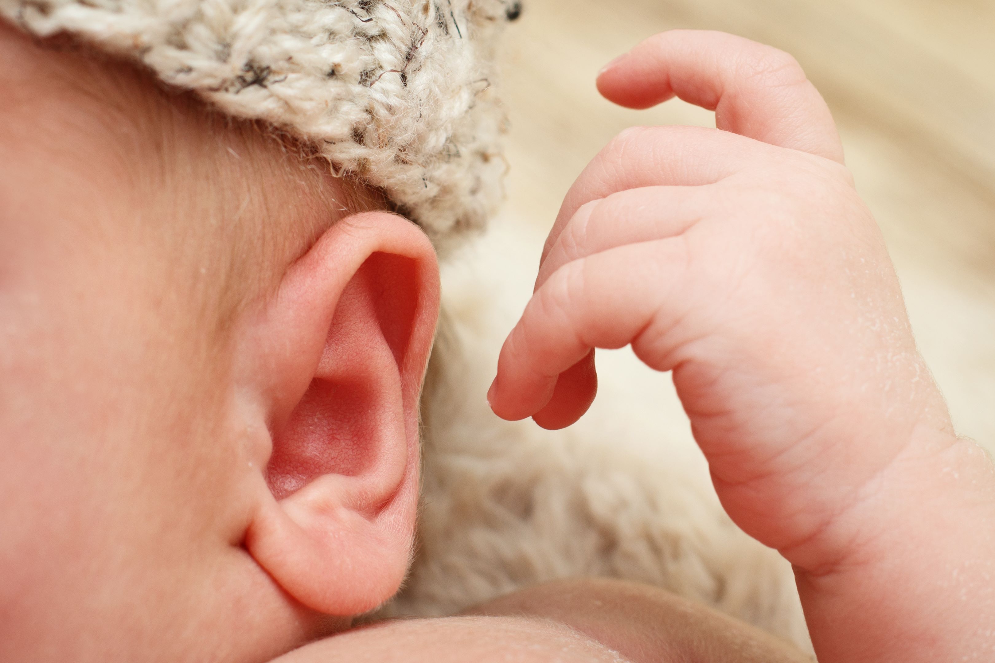 Как проверить слух у новорожденного. Слух новорожденных. Уши у новорожденных детей.